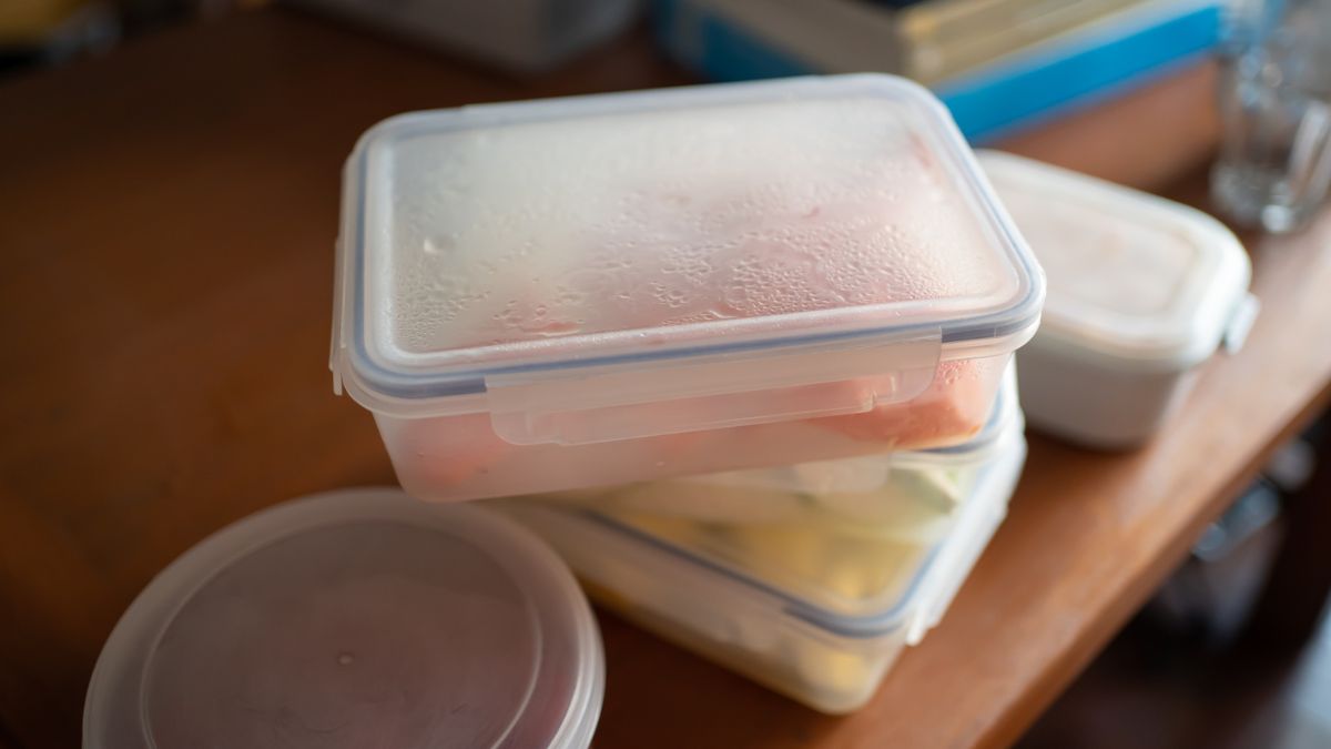 Jak wyczyścić plastikowe pojemniki?