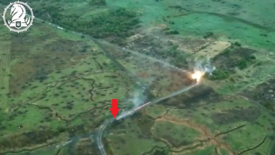 M2A2 Bradley ODS podczas bohaterskiej szarży na rosyjskie pozycje w linii drzew.
