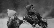 Ferie w PRL-u. Zjazdy na byle czym, śniegowe fortece i Rambo na VHS