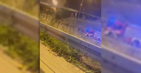 Wszedł na zamkniętą kładkę, by z niej skoczyć na ruchliwą trasę. Policjanci złapali go w ostatniej chwili