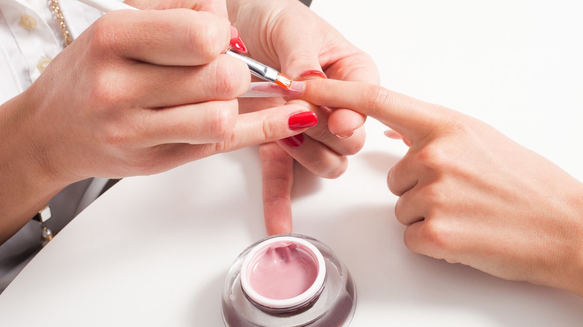 Paznokcie żelowe wykonywane są za pomocą specjalnego żelu utwardzanego w lampie.