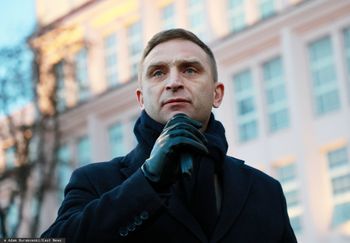 Bąkiewicz już ogłosił zwycięstwo. Sąd uchylił jednak umorzenie sprawy