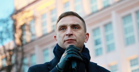 Bąkiewicz już ogłosił zwycięstwo. Sąd uchylił jednak umorzenie sprawy
