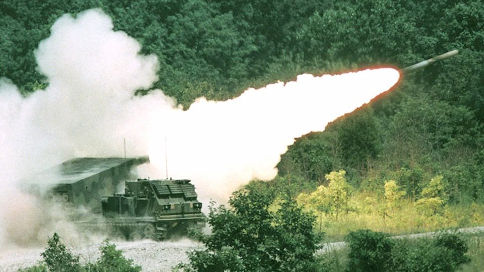 Wyrzutnia MLRS może wystrzelić 12 pocisków GMLRS lub 2 ATACMS w 