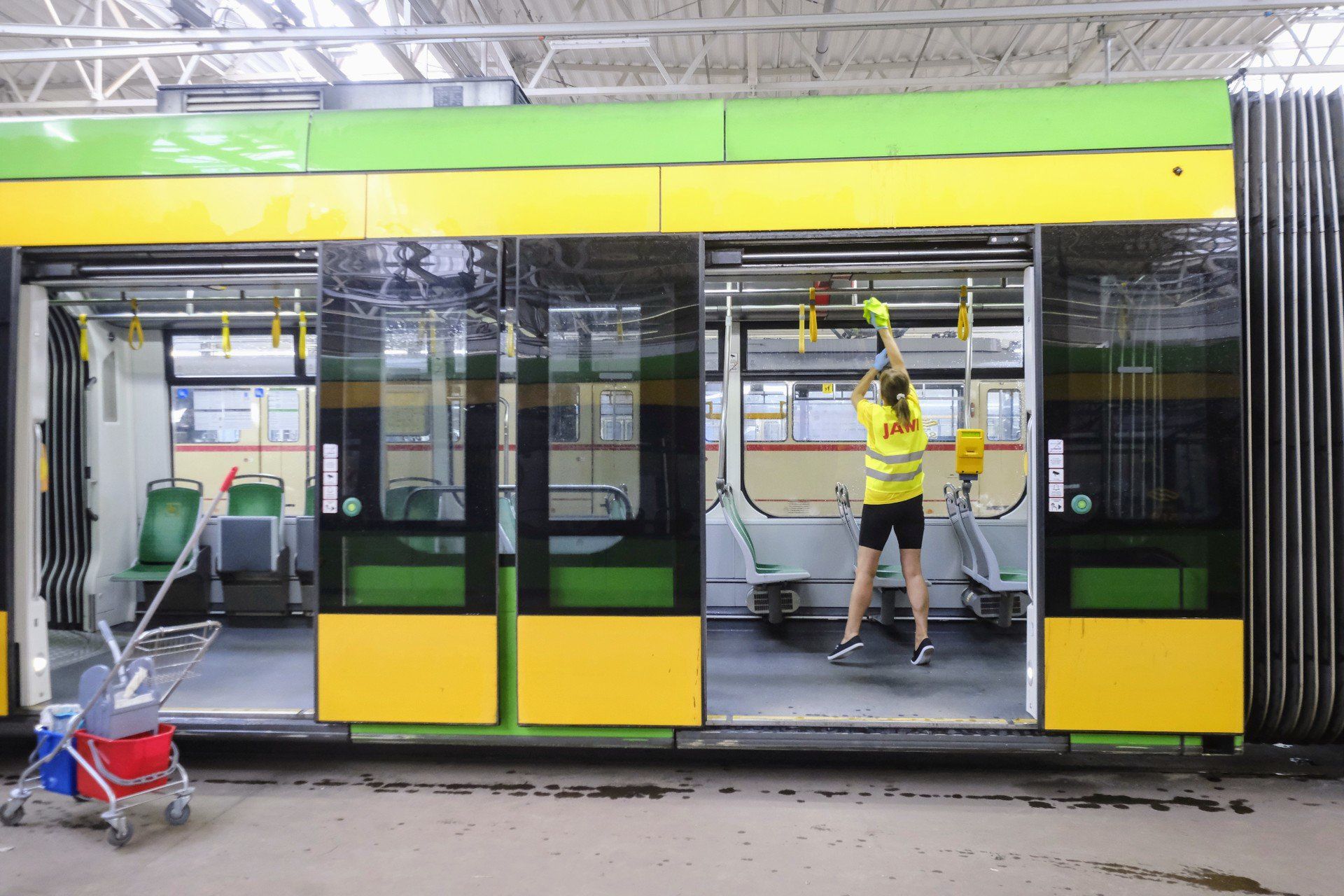 Tak sprząta się autobusy i tramwaje w Poznaniu