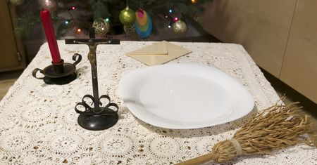 Sondaż. Ilu Polaków przyjmie księdza po kolędzie? Spytano też o datki