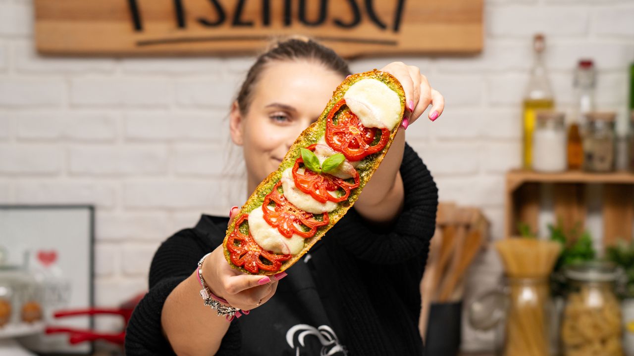 Pyszne wspomnienie wakacji we Włoszech. Bruschettę z domowym pesto przygotujesz w mgnieniu oka