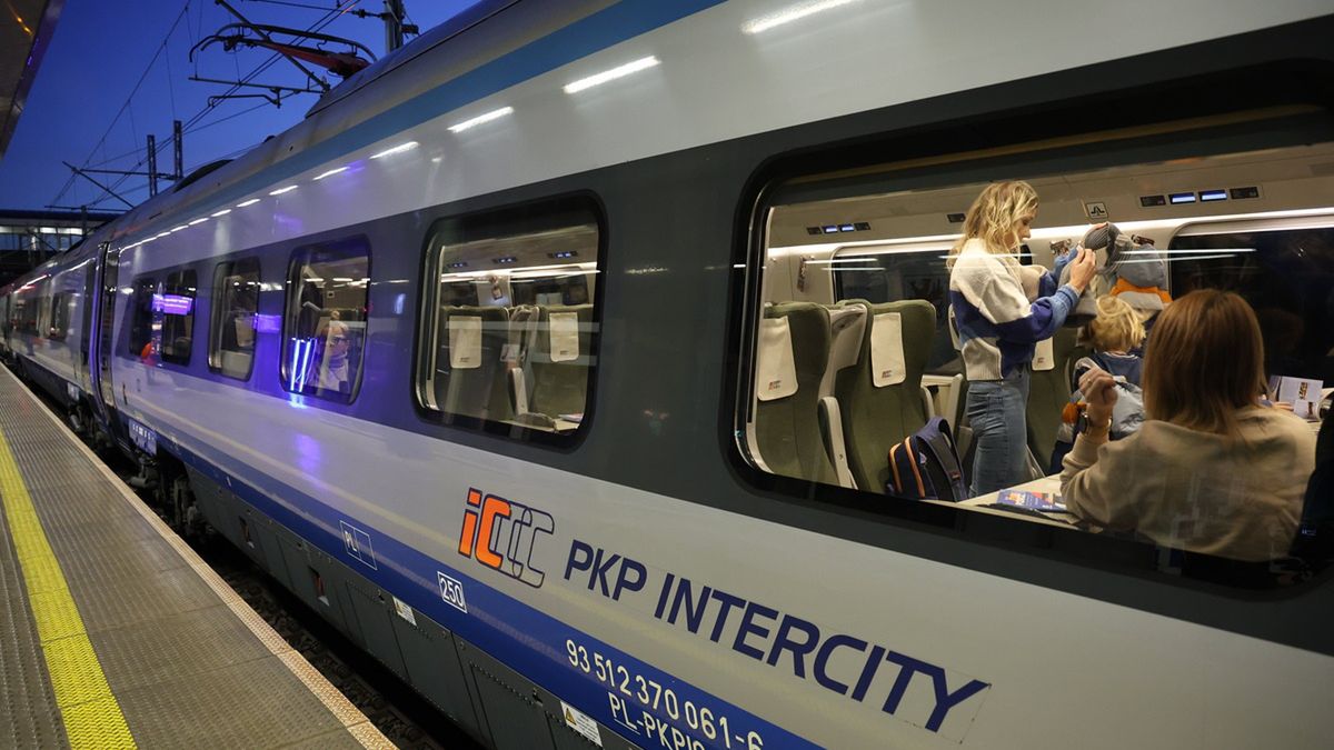 Pani Angelika jechała pociągiem Intercity.