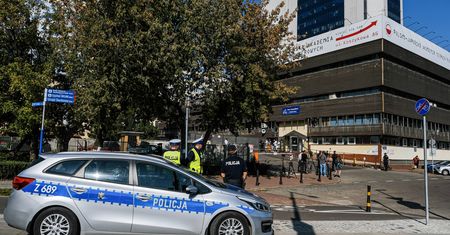 Incydent na Nowogrodzkiej. Młody mężczyzna próbował wejść do siedziby PiS. Jest nagranie