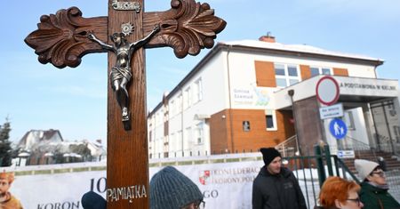 Nauczycielka miała wyrzucić krzyż do kosza. Kobieta opowiada o szczegółach. "Potem zaczęło się piekło"