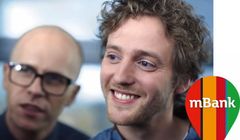 Junior designer reklamuje eKonto mobilne z 4 proc. w mBanku (wideo)