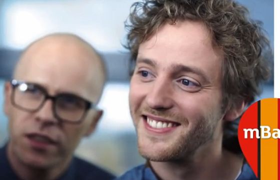 Junior designer reklamuje eKonto mobilne z 4 proc. w mBanku (wideo)