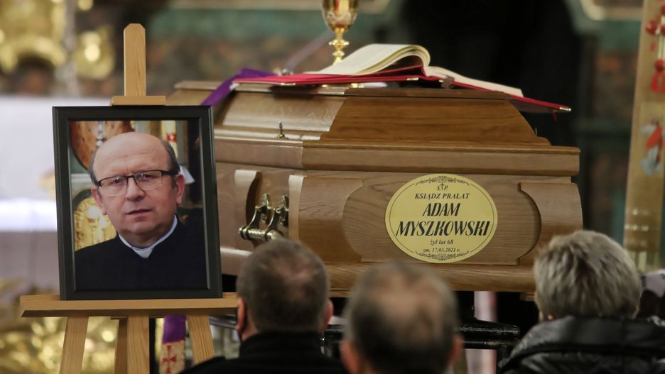 Paradyż, 23.03.2021. Uroczystości pogrzebowe kustosza sanktuarium w Paradyżu-Wielkiej Woli ks. Adama Myszkowskiego � msza święta pod przewodnictwem biskupa seniora diecezji radomskiej Henryka Tomasika, 23 bm. w Paradyżu (pow. opoczyński, woj. łódzkie). Ks. Adam Myszkowski na początku marca został ciężko pobity. Zmarł w szpitalu w Łodzi. (jm) PAP/Roman Zawistowski