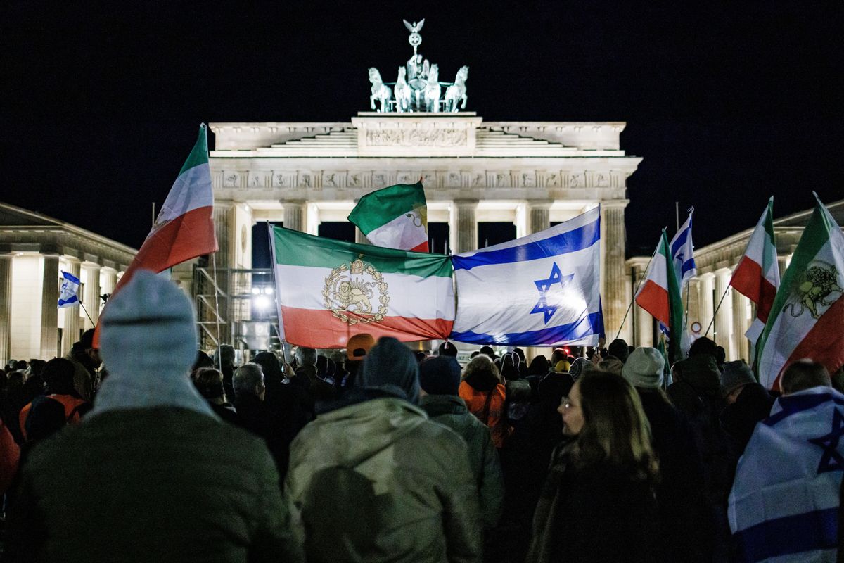 Uroczystość upamiętniająca miesiąc po ataku Hamasu na Izrael, odbywająca się przed Bramą Brandenburską w Berlinie