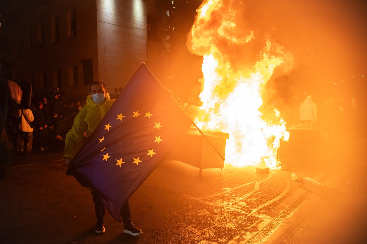 Idą przeciw władzy. Nocne protesty w Gruzji