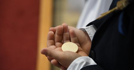 Ksiądz odmówił jej komunii w tej formie. "Tu jest nasza parafia"