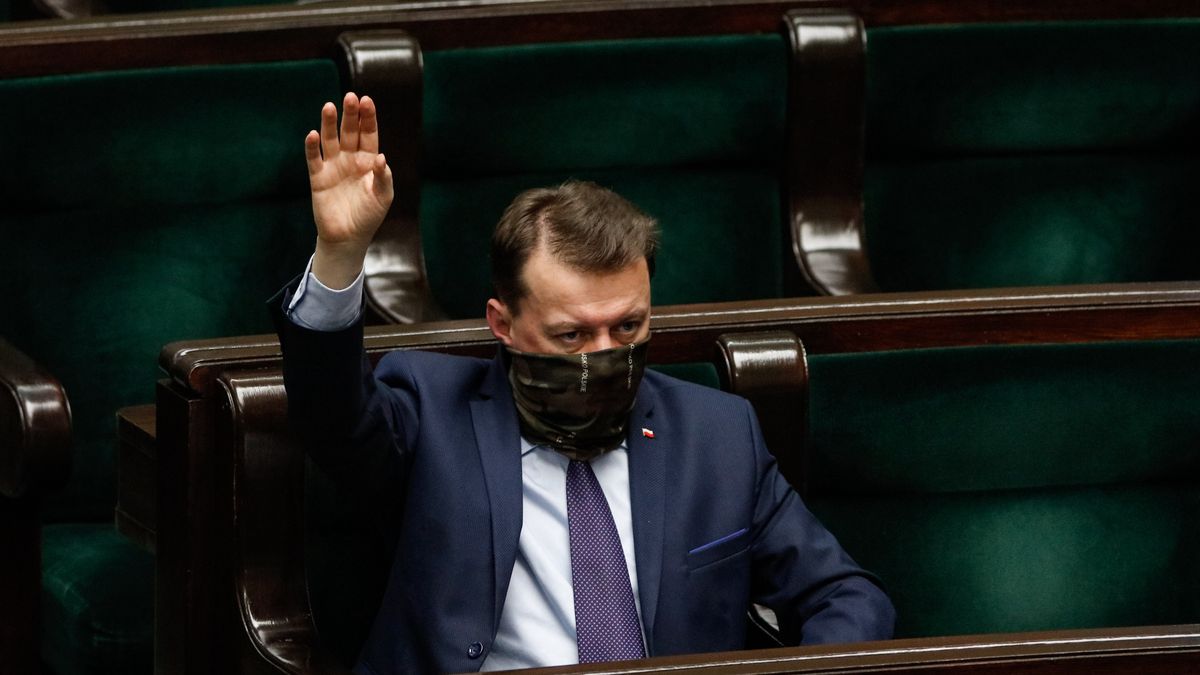 Minister obrony narodowej utrzymuje plany zakupów dla wojska.