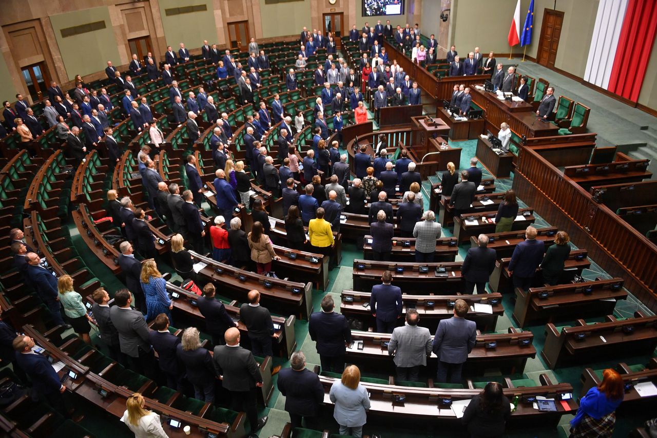 Warszawa, 13.04.2022. Posłowie na sali plenarnej Sejmu w Warszawie