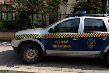 Warszawa: Młody mężczyzna wypadł z okna na Pradze Północ. Uratowali go strażnicy miejscy
