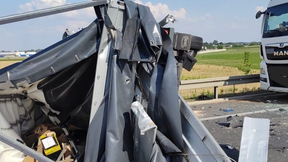 Bus uderzył w ciężarówkę. Zablokowana S5 