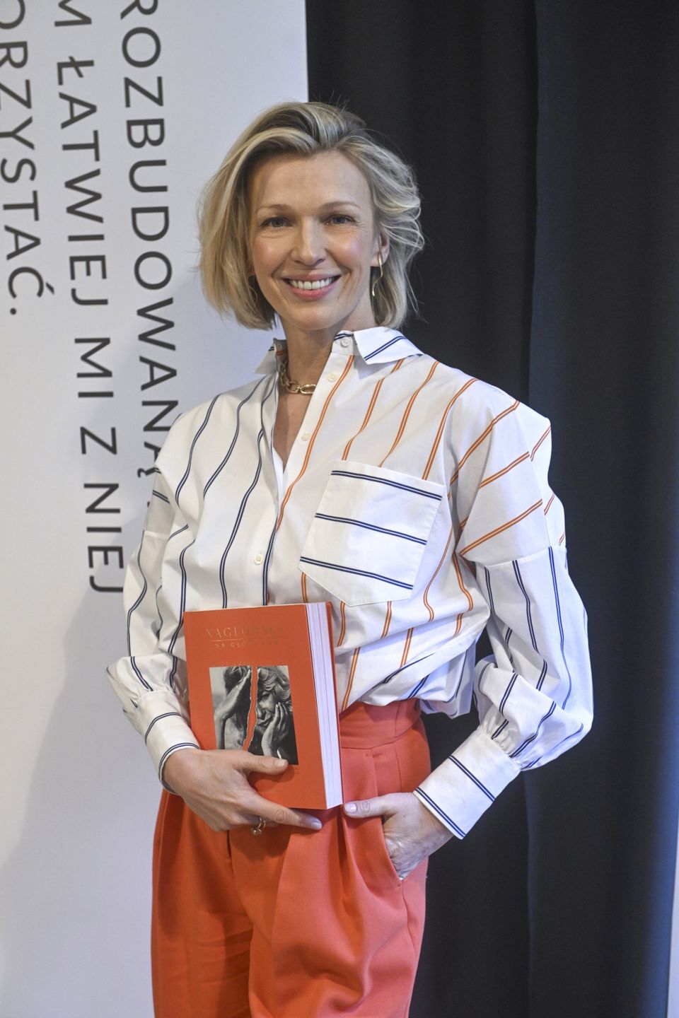 Magda Mołek w koszuli w prążki 