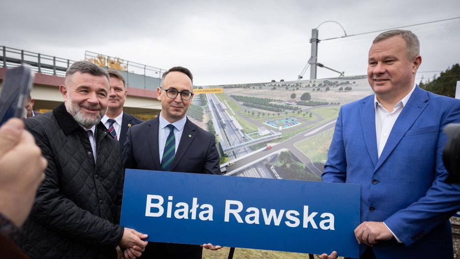 Dariusz Klimczak (na środku) podczas uroczystego podpisania 