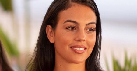 Georgina Rodriguez w wyciętych jeansach. Takich spodni jeszcze nie widzieliśmy
