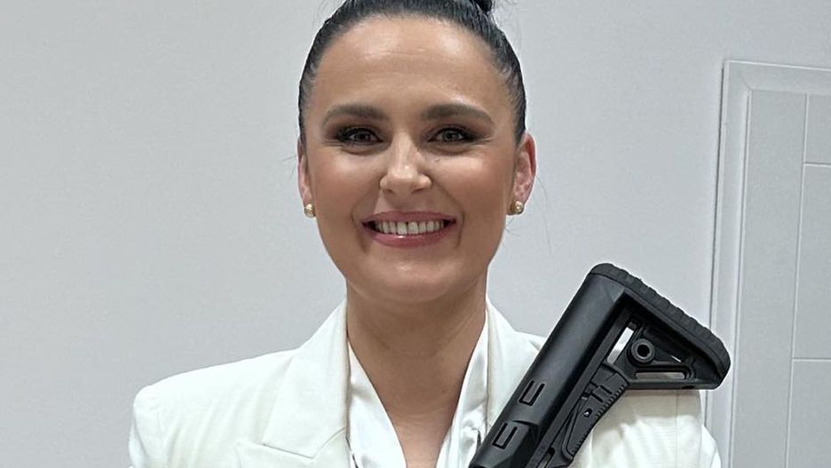Kandydatka PiSu pozuje z karabinem