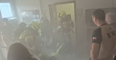 Remiza jak plac zabaw - strażacy z Chodzieży świętowali Dzień Dziecka z uczniami szkoły Św. Jana Bosko