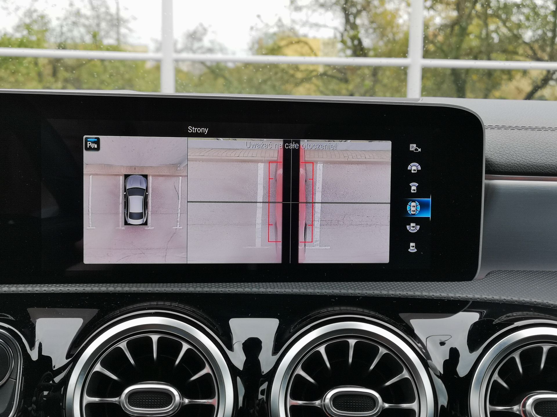 Mercedes CLA: System MBUX, wirtualny kokpit i audio Burmester 22