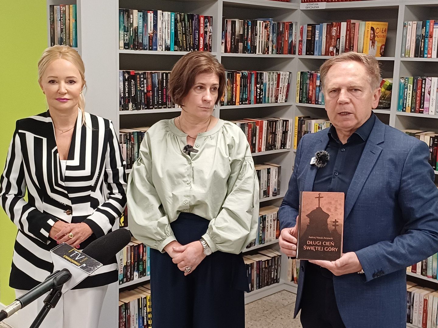 Na spotkanie autorskie zaprosili: Agnieszka Kuś - dyrektor Wojewódzkiej Biblioteki Publicznej imienia Witolda Gombrowicza w Kielcach, Jolanta Sopińska - dyrektor Miejskiej Biblioteki Publicznej w Starachowicach oraz sam Andrzej Nowak-Arczewski.