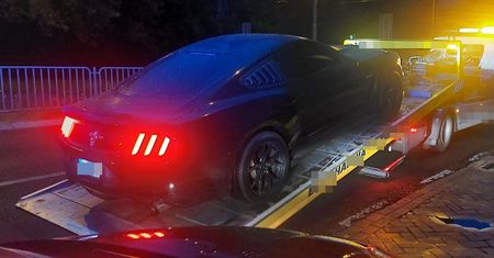 Policja polowała na amatorów nocnych driftów. Niektóre auta nie nadawały się do dalszej jazdy, wróciły na lawetach