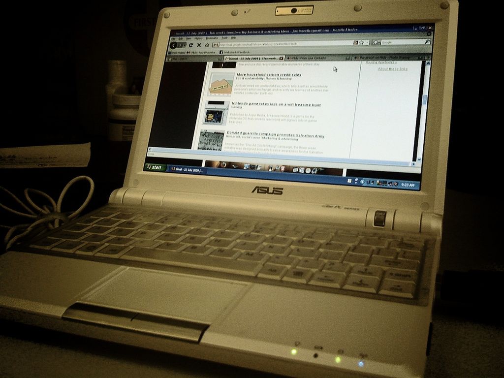 Asus Eee PC 700 (fot. na lic. CC; Flickr.com/by koalazymonkey)