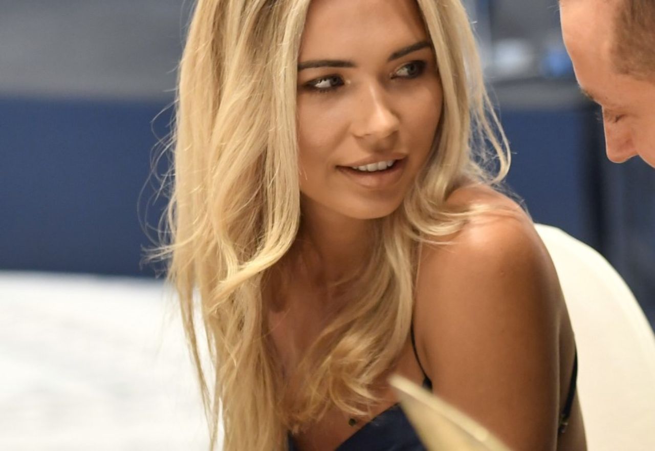 Pokazała zdjęcia z jachtu. W "slip dress" wygląda obłędnie