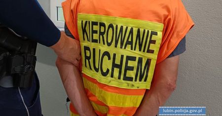 Kierował ruchem na drodze. Był kompletnie pijany