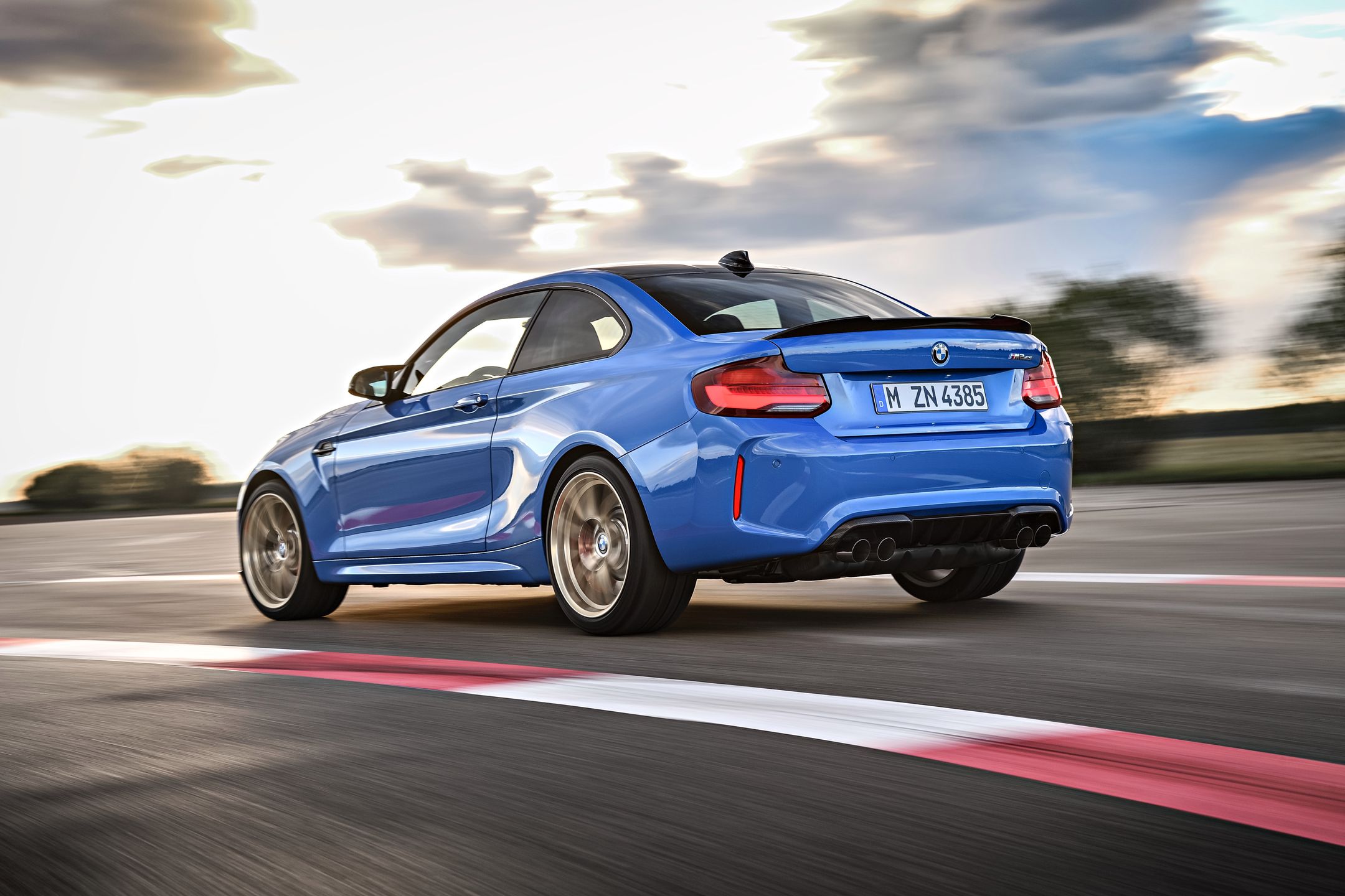 BMW M2 CS poznamy przede wszystkim po dodatkach z włókna węglowego