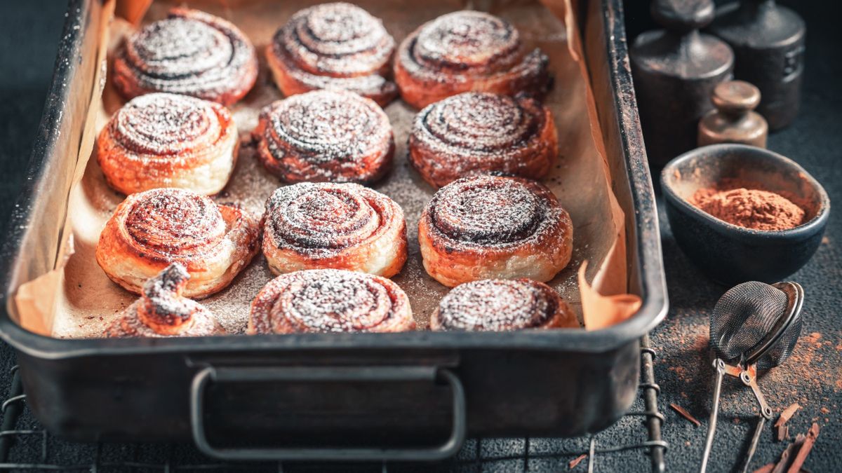 Aromatyczne cynamonki z ciasta francuskiego