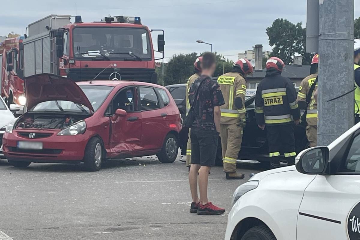 BMW uderzył w bok hondy na parkingu E.Leclerc przy ul. Turystycznej