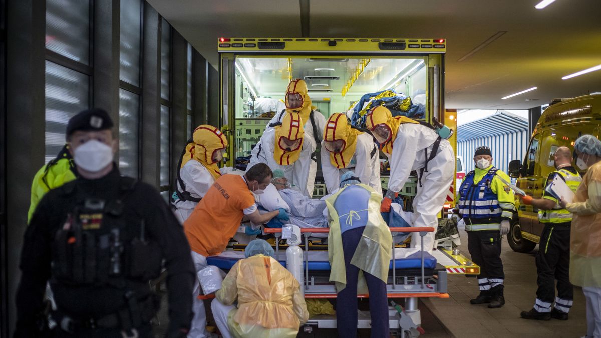 epa09602385 Healthcare workers from Prague Ambulance Service, transport a COVID-19 patient from Brno to Motol University Hospital in Prague, Czech Republic, 25 November 2021. Hospitals in the South Moravia region are on the edge of capacity due to surge of coronavirus infections. Tests in the Czech Republic confirmed over 18.000 new cases of Covid-19 on 24 November.  EPA/MARTIN DIVISEK Dostawca: PAP/EPA.