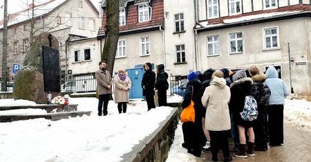 Ostróda: Uroczyście i z refleksją. SP1 świętowała Dzień Pamięci Żołnierzy AK