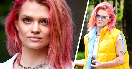 Margaret w spodniach biodrówkach i crop topie z kołnierzykiem. Stylizacja w stylu lat 00. to strzał w dziesiątkę!