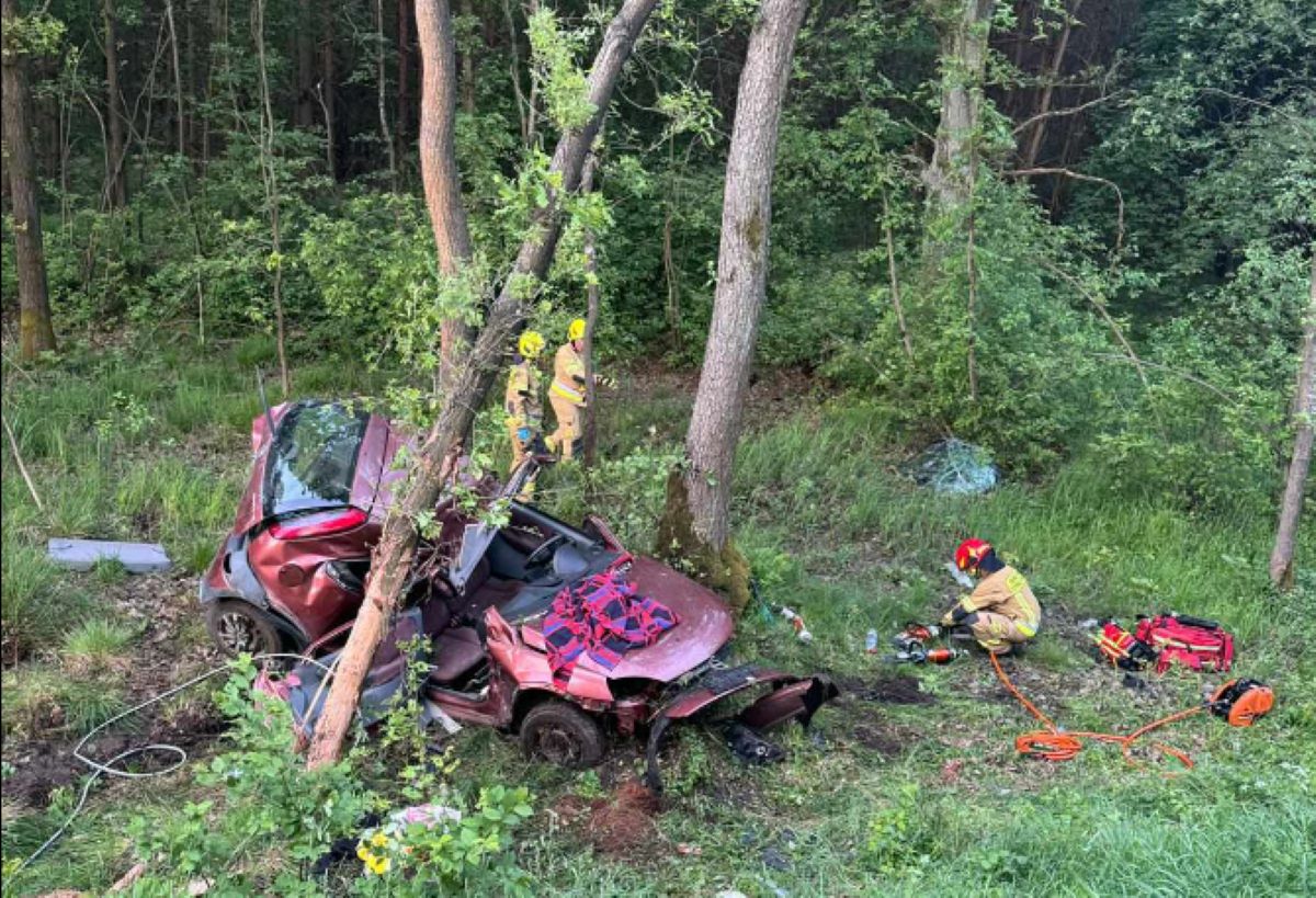 Tragedia pod Wyszkowem. Samochód owinął się wokół drzewa