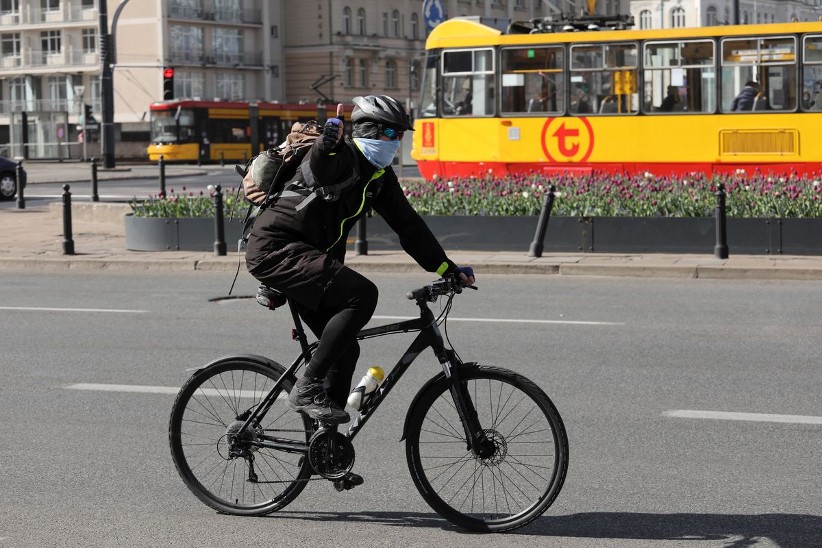 Wyzwiska, awantury, wypraszanie klientów. Kierowniczka sklepu opisuje pierwszy dzień z obowiązkami maseczkami