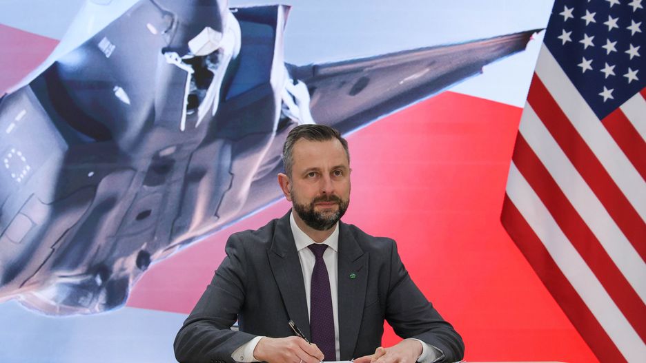 W�adys�aw Kosiniak-Kamysz
Warszawa, 27.11.2025. Wicepremier, minister obrony narodowej RP W�adys�aw Kosiniak-Kamysz podczas podpisania umowy na dostaw� pocisk�w rakietowych AIM-120D-3 dla samolot�w wielozadaniowych F-35, 27 bm. w Wojskowym Centrum Edukacji Obywatelskiej w Warszawie. (ad) PAP/Pawe� Supernak
Pawe� Supernak
dostawa, obrona, pociski, podpisanie, polityk, polityka, rakietowe, rakiety, samolot�w, samoloty, umowa, uzbrojenie, wojsko, wojskowe, Wojskowe Centrum Edukacji Obywatelskiej