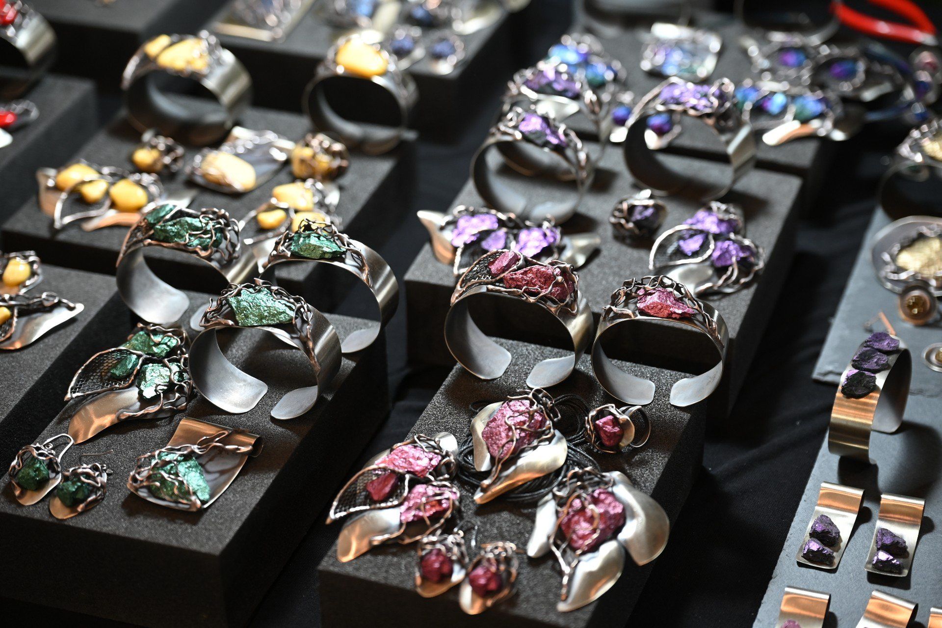 Na stoiskach połyskiwały ametysty, fluoryty, turkusy, labradoryty, onyksy, a obok nich - piękne, delikatne kolczyki i bransoletki.