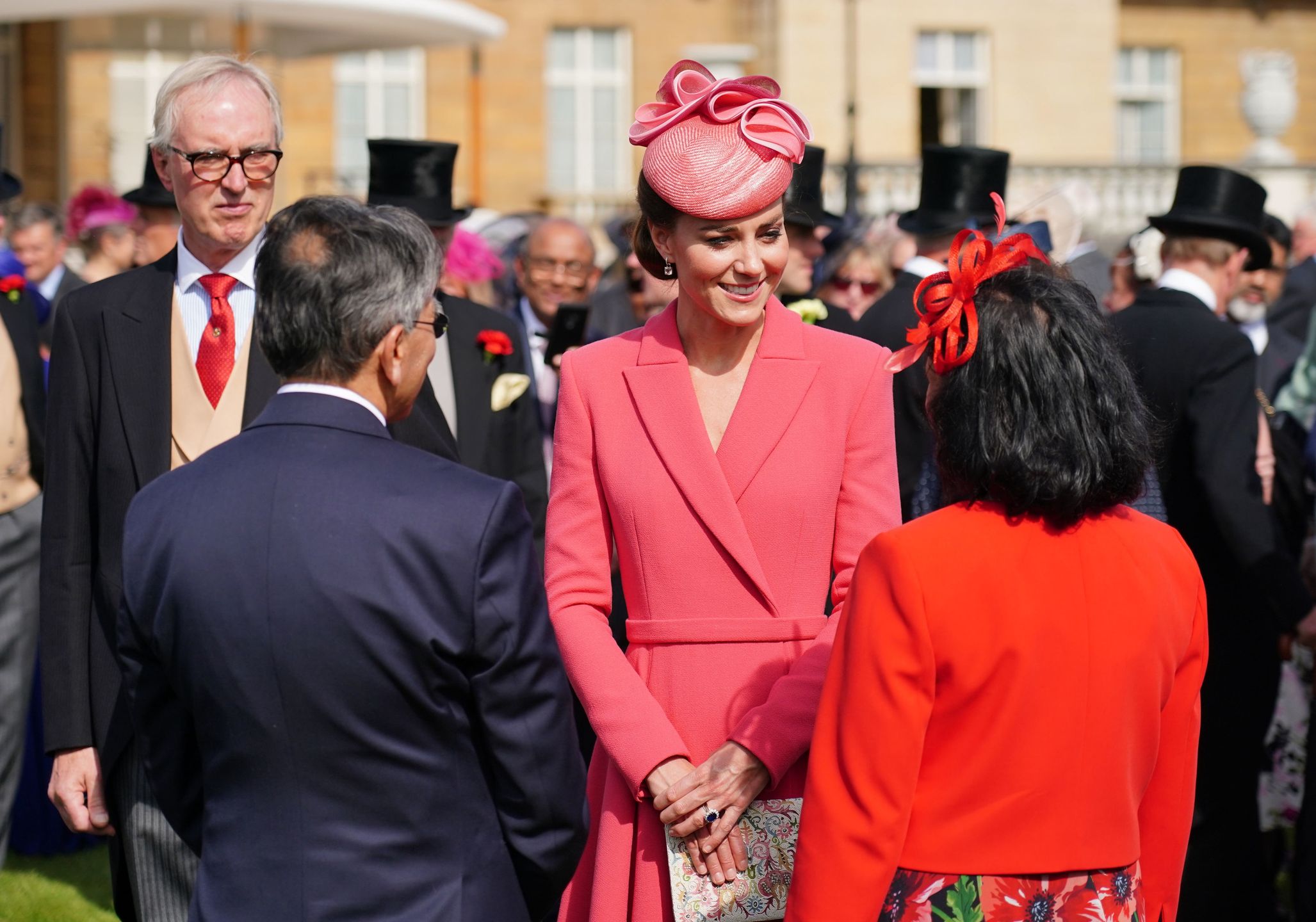 Księżna Kate w koralowej stylizacji na "Queen's Garden Party"