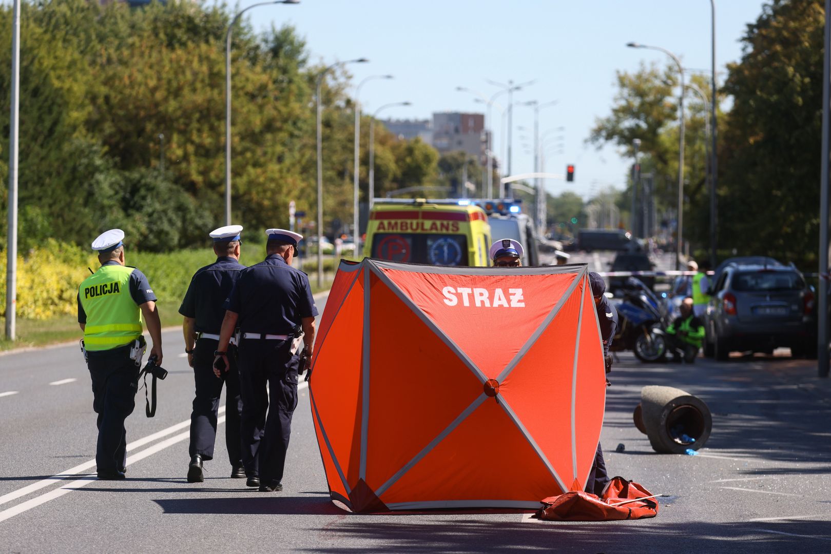Warszawa, 13.08.2024. Miejsce tragicznego wypadku przy u. Woronicza w Warszawie, 13 bm. Samochód osobowy wjechał w przystanek autobusowy. Jedna osoba nie żyje, dziewięć zostało rannych. PAP/Leszek Szymański ***Do tego materiału zdjęciowego dostępna jest również depesza w systemie CSI, pt.: Warszawa/ Samochód wjechał w przystanek, jedna osoba nie żyje (aktl.)***