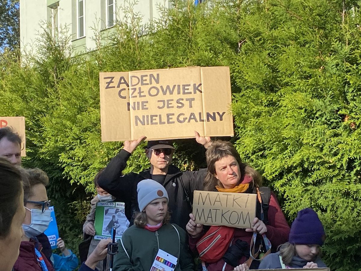 Warszawa. Protest przed siedzibą Straży Granicznej. Rodzice z dziećmi przyszli, by sprzeciwić się traktowaniu dzieci i rodzin uchodźczych na granicy białoruskiej (Barbara Kwiatkowska)