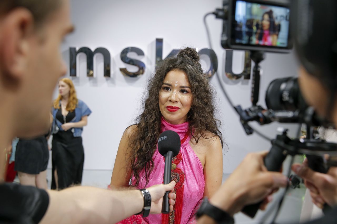 Macademian Girl w różowej sukience. "Mam na sobie skakankę oraz układy scalone"