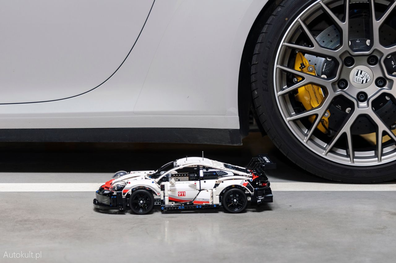 Lego Technic Porsche 911 RSR tuż obok Porsche 911 992